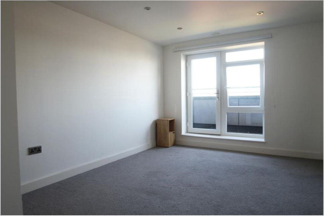 2 bed penthouse to rent in Ballantyne Drive 5