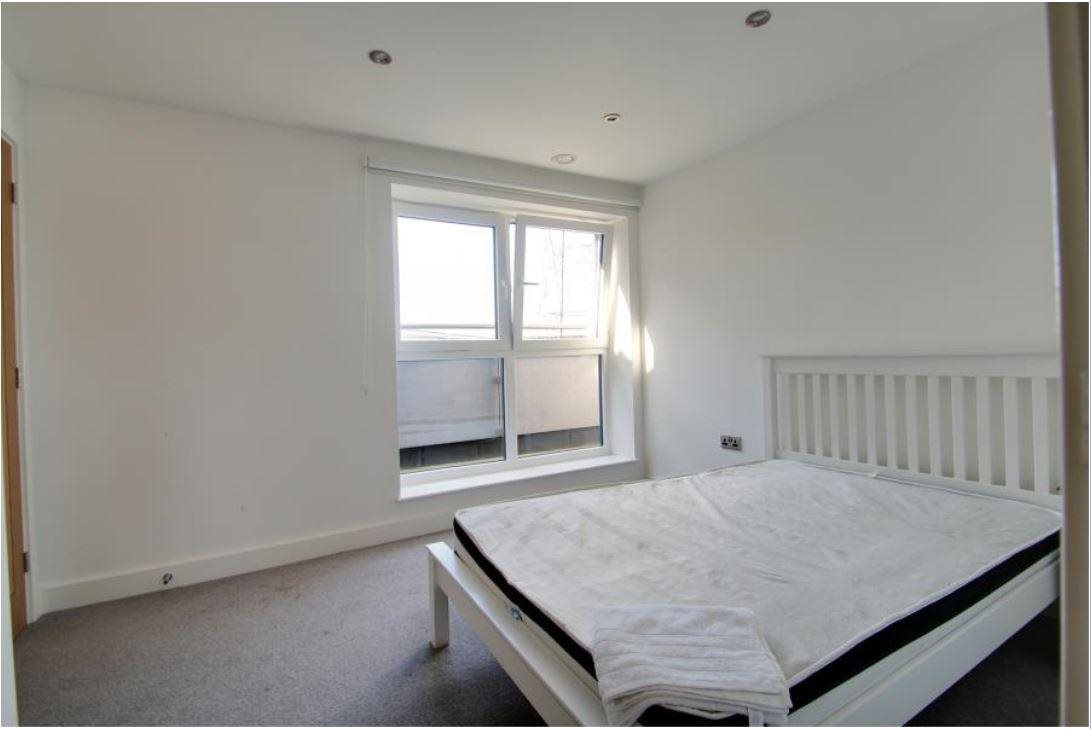 2 bed penthouse to rent in Ballantyne Drive 3