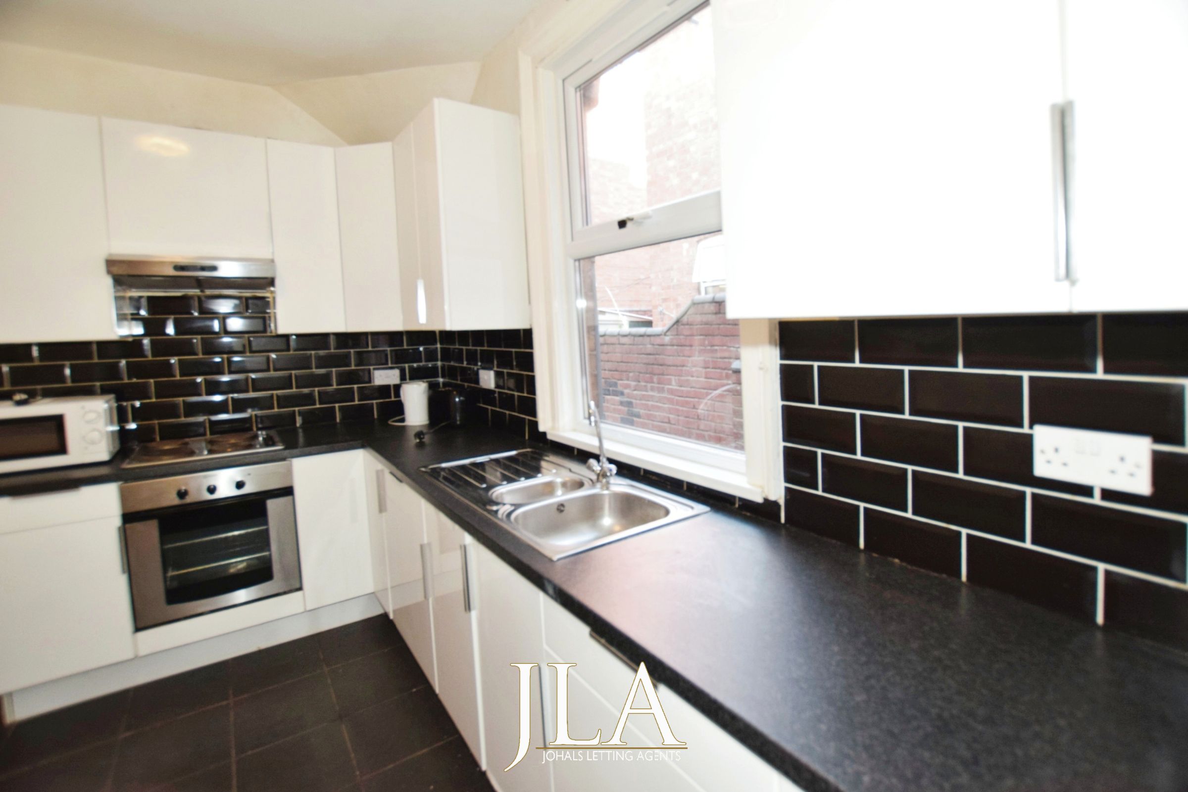 4 bed terraced house to rent in St. Albans Road, Leicester 2