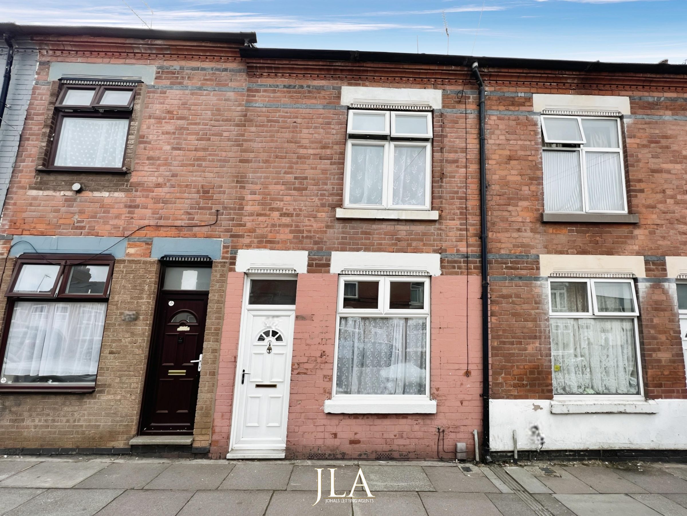 3 bed terraced house to rent in St. Saviours Road, Leicester 0