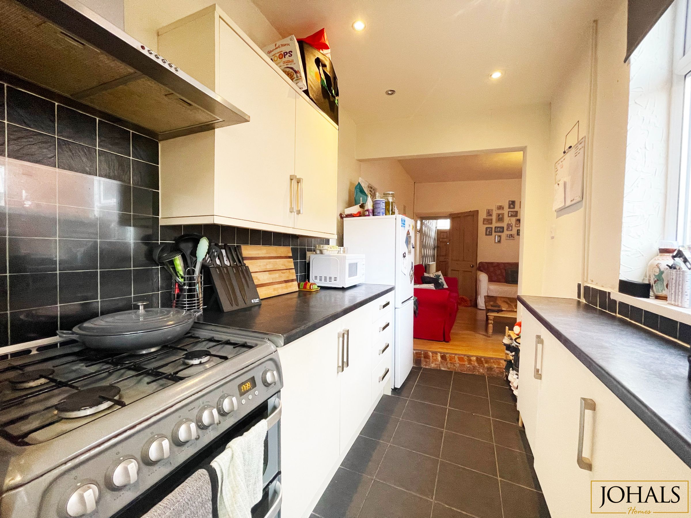 2 bed terraced house to rent in Clarendon Park Road, Leicester 4