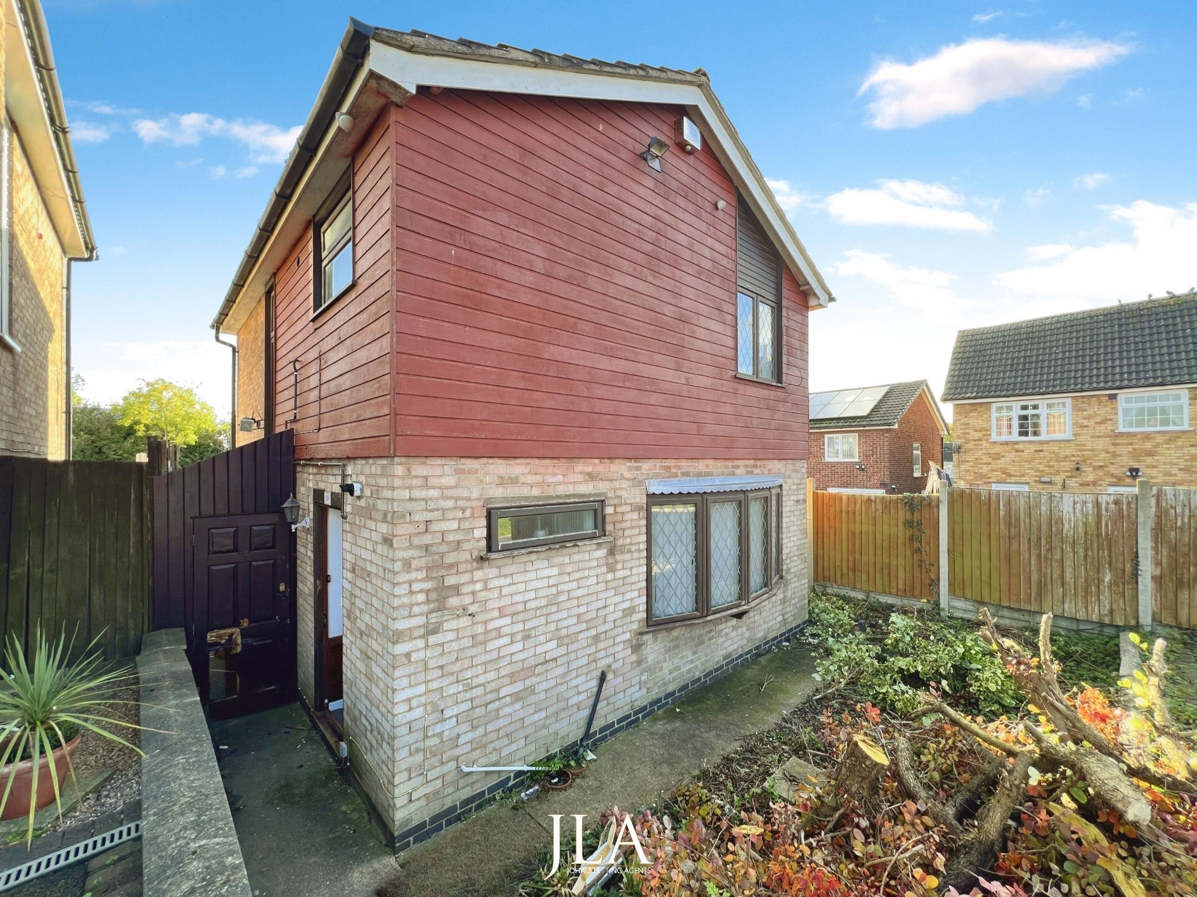 3 bed detached house to rent in Park Rise, Leicester - Property Image 1