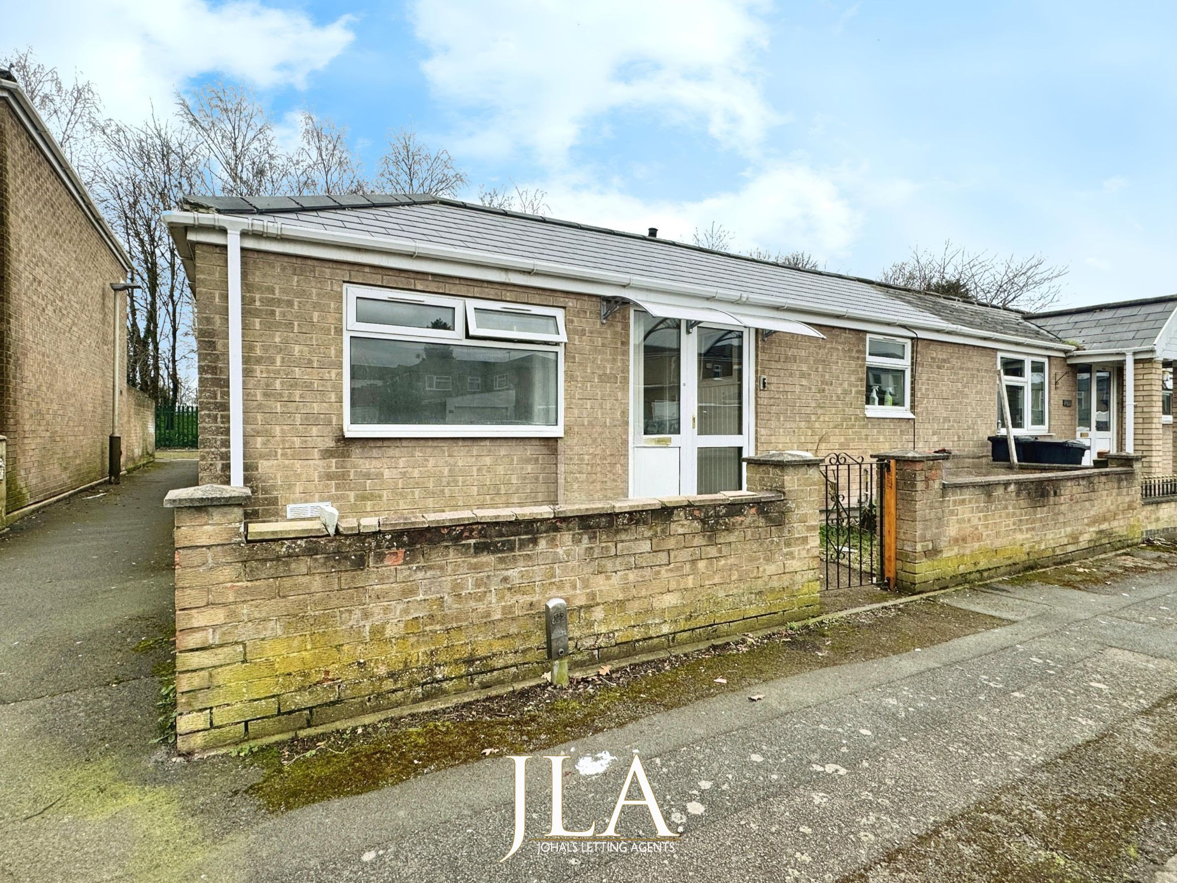 3 bed bungalow to rent in Rushey Close, Leicester - Property Image 1