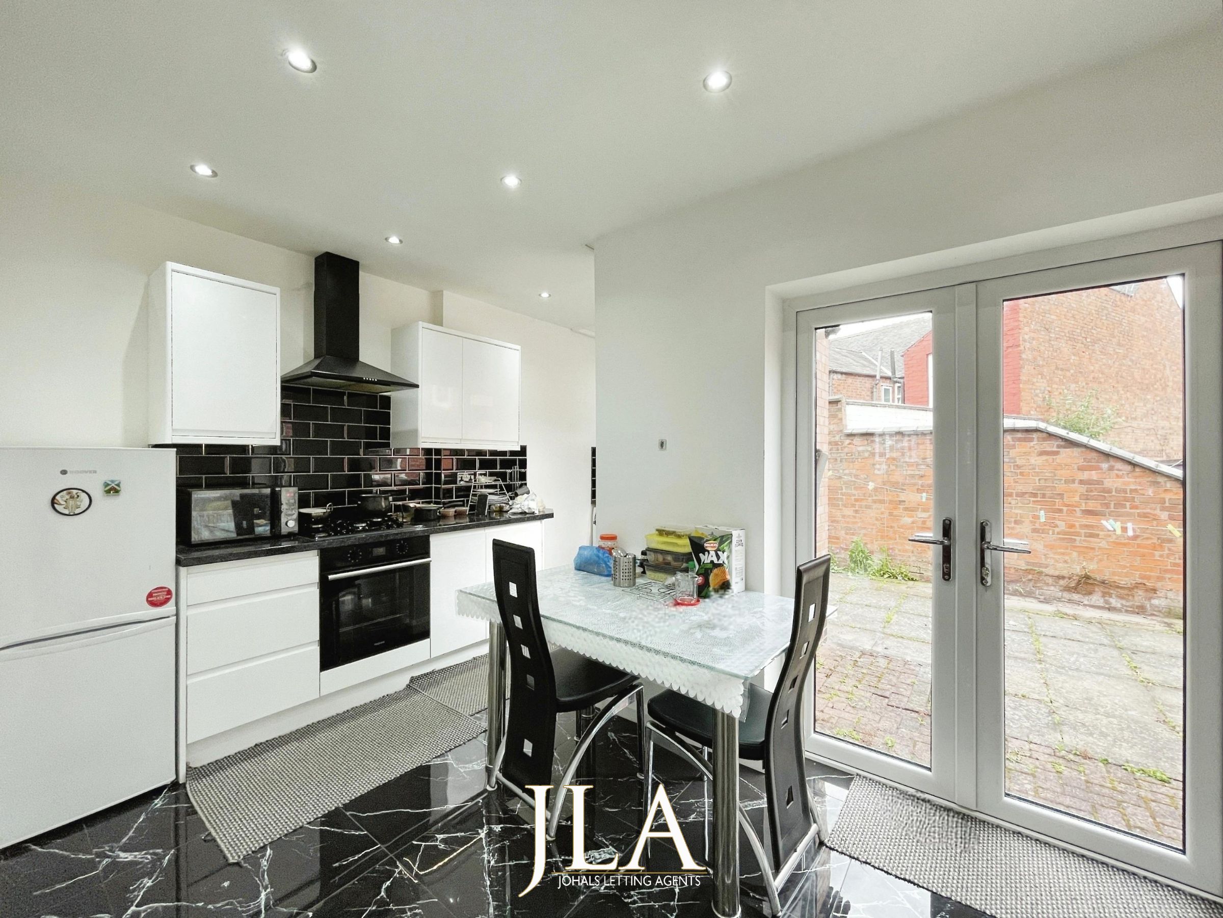 3 bed semi-detached house to rent in The Greenway, Leicester 4