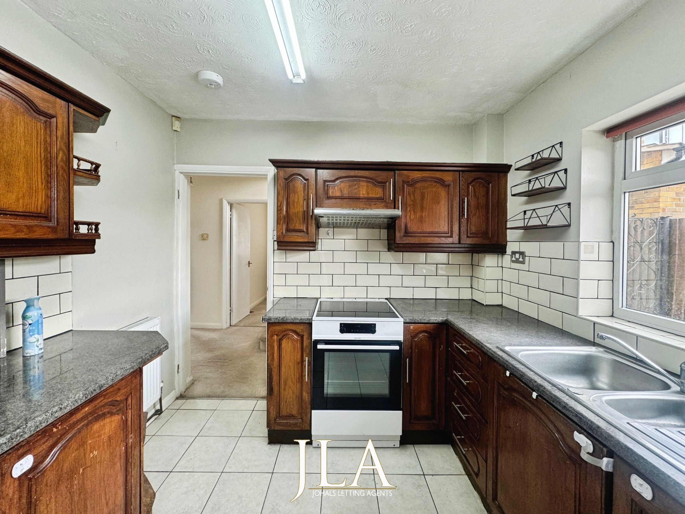 3 bed detached house to rent in Park Rise, Leicester  - Property Image 3