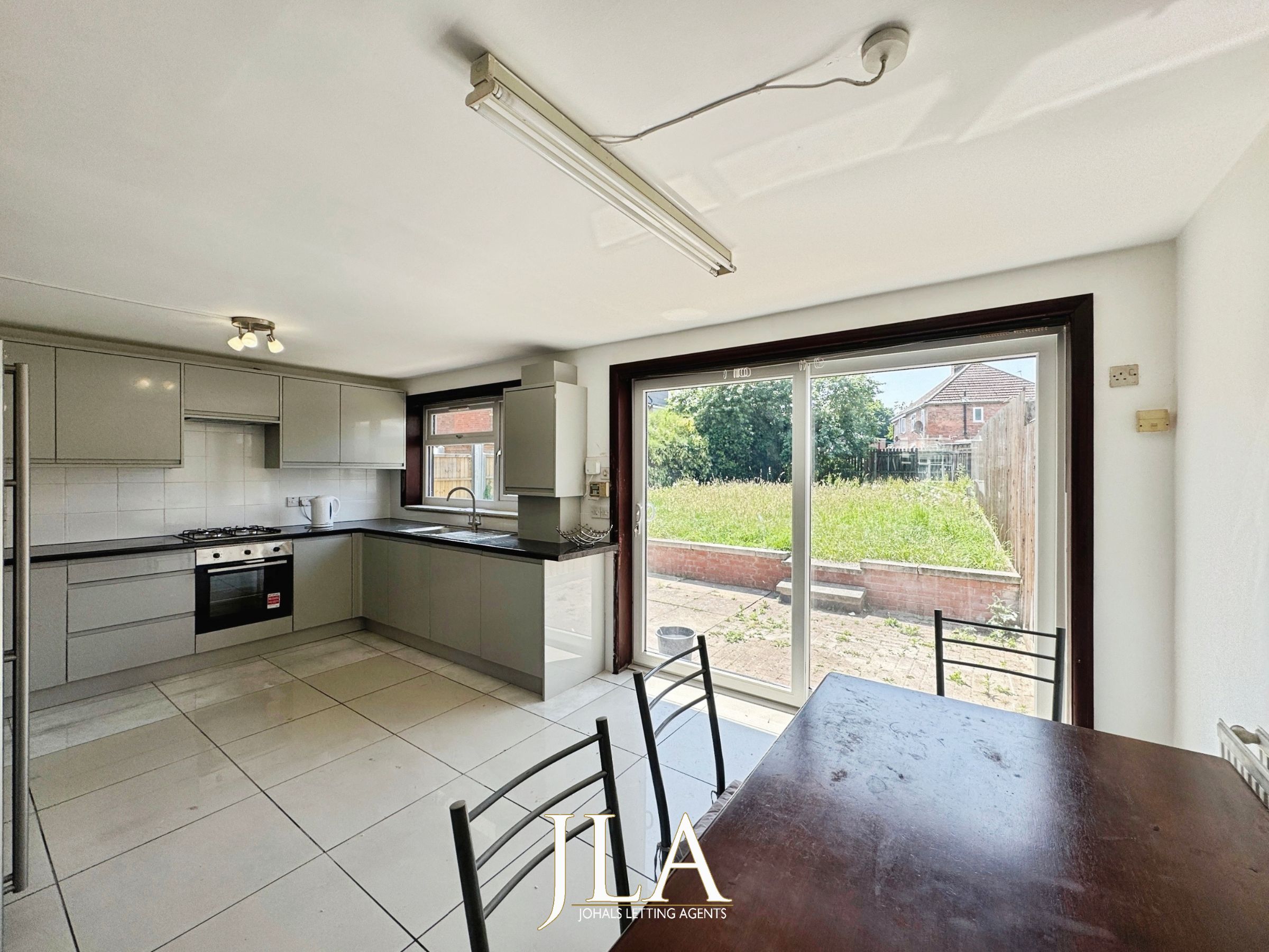 3 bed semi-detached house to rent in Checketts Road, Leicester 8