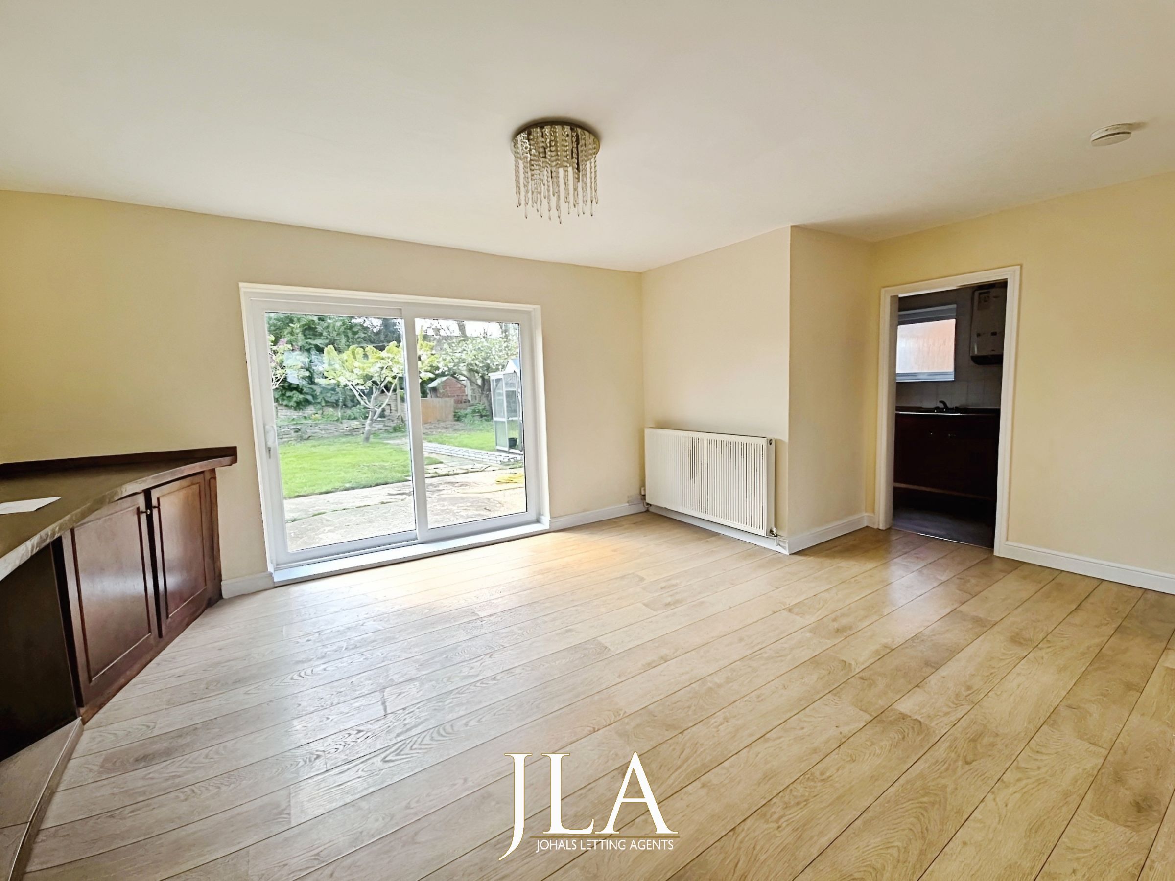 4 bed semi-detached house to rent in Aylestone Lane, Wigston 1