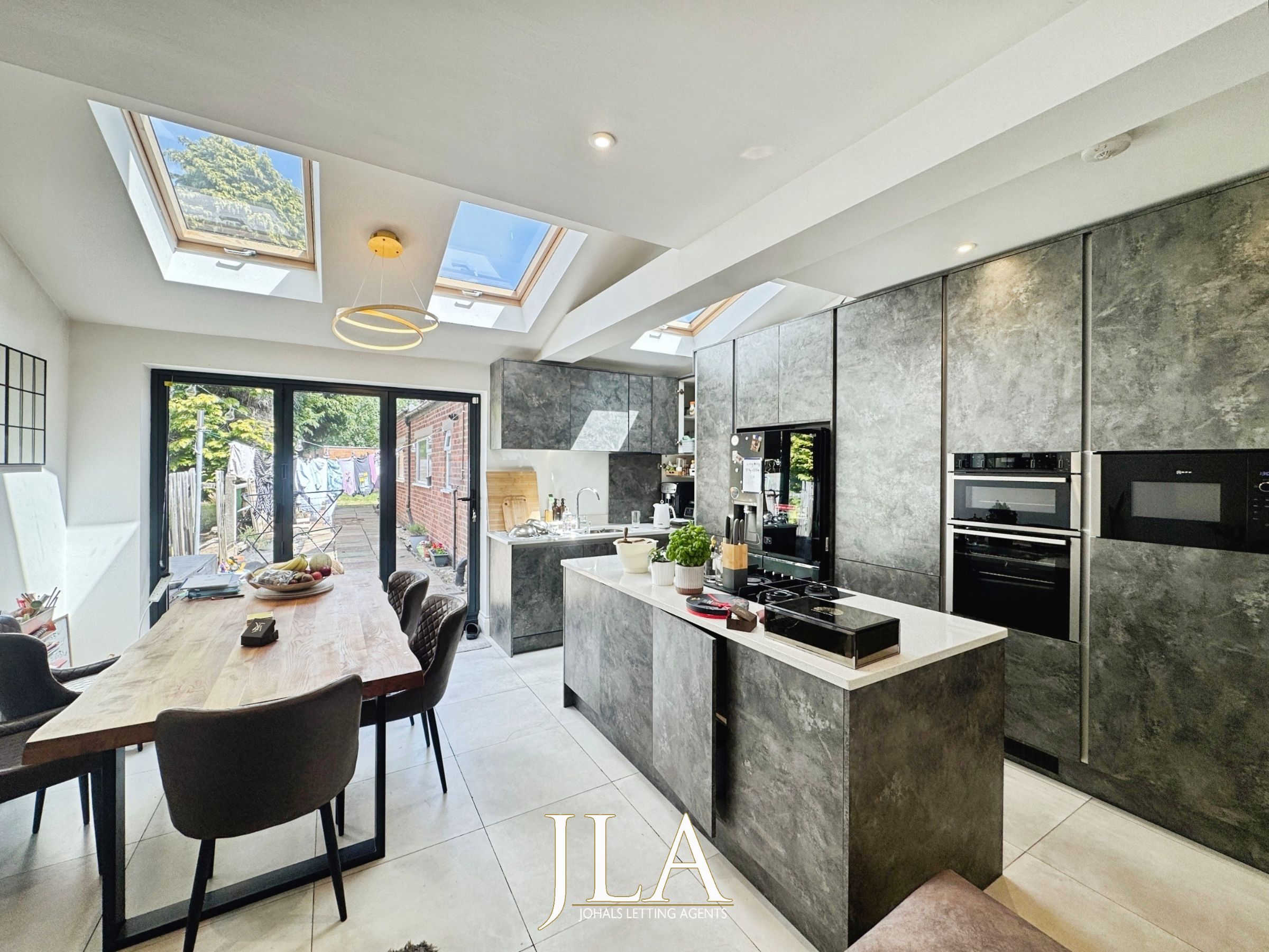 3 bed semi-detached house to rent in Welford Road, Leicester 2