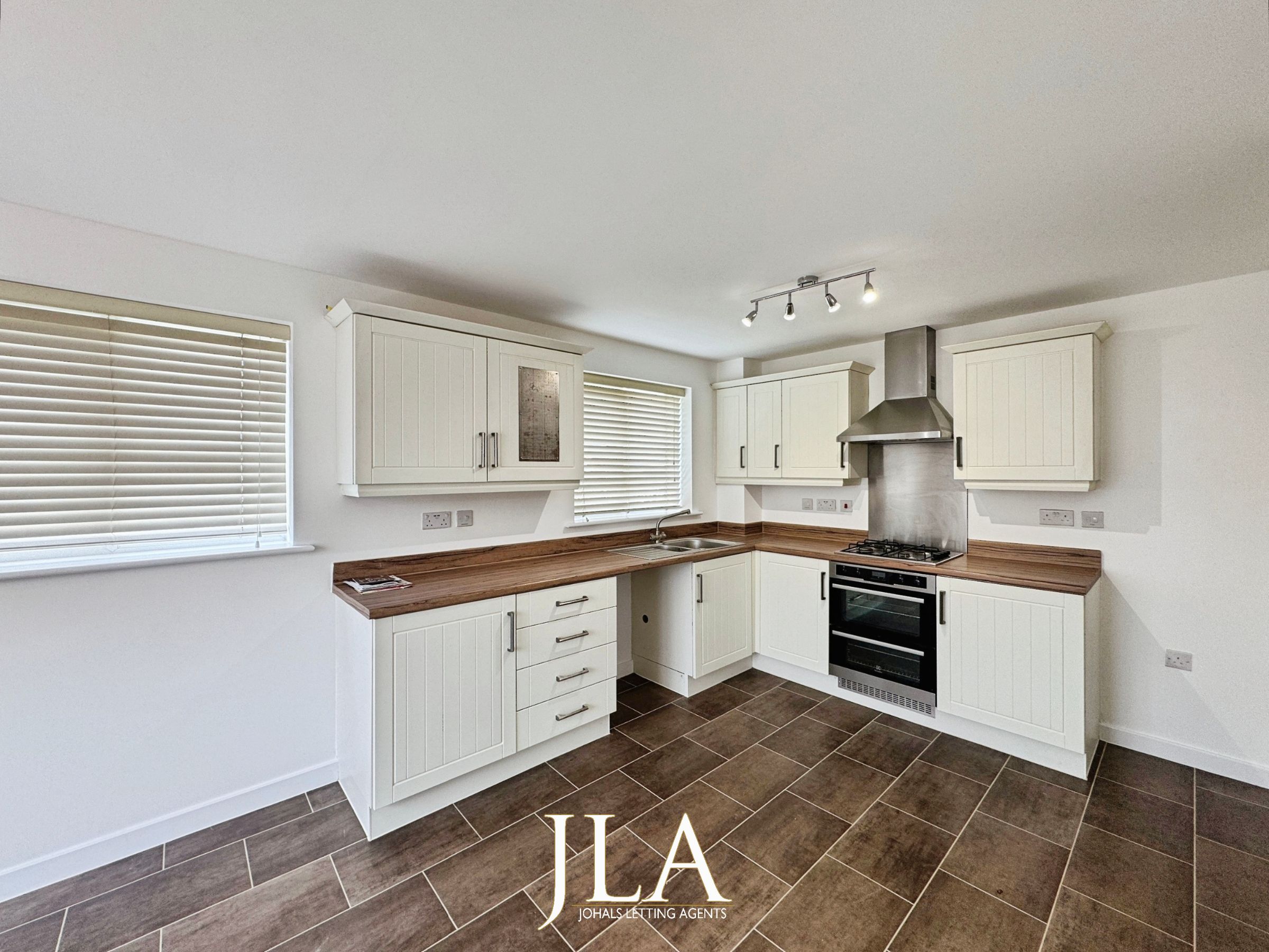 4 bed detached house to rent in Birstall Meadow Road, Leicester 1