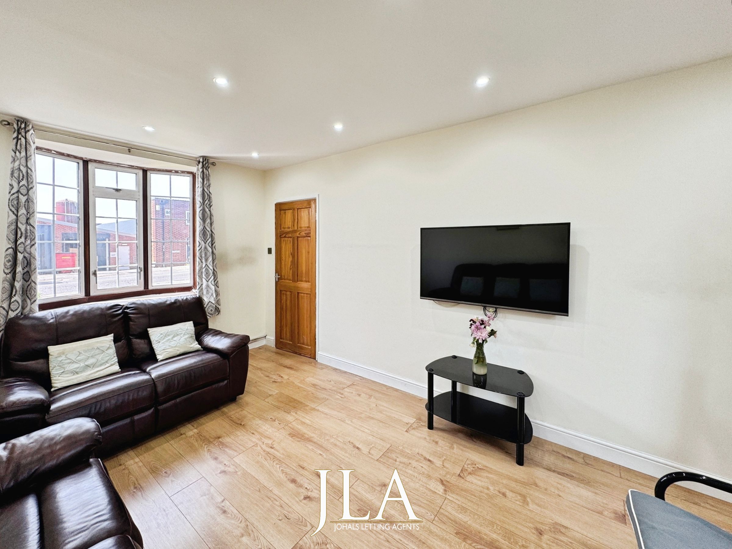 4 bed terraced house to rent in Pullman Road, Wigston 1