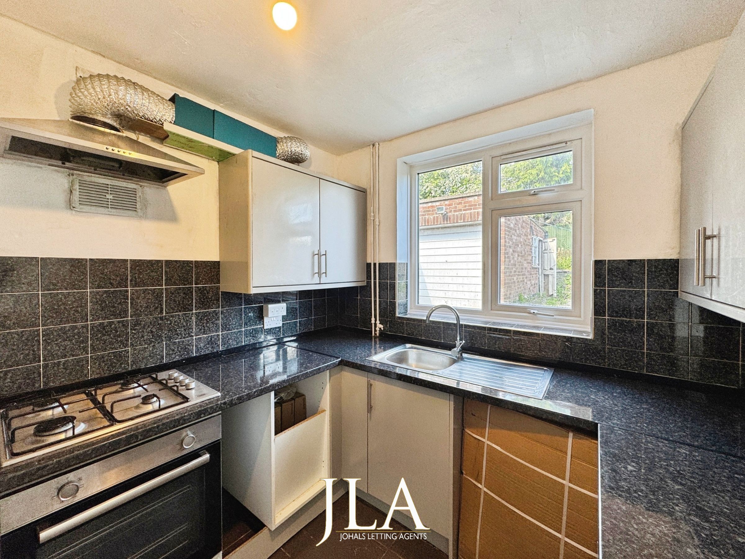 3 bed semi-detached house to rent in Avebury Avenue, Leicester 2