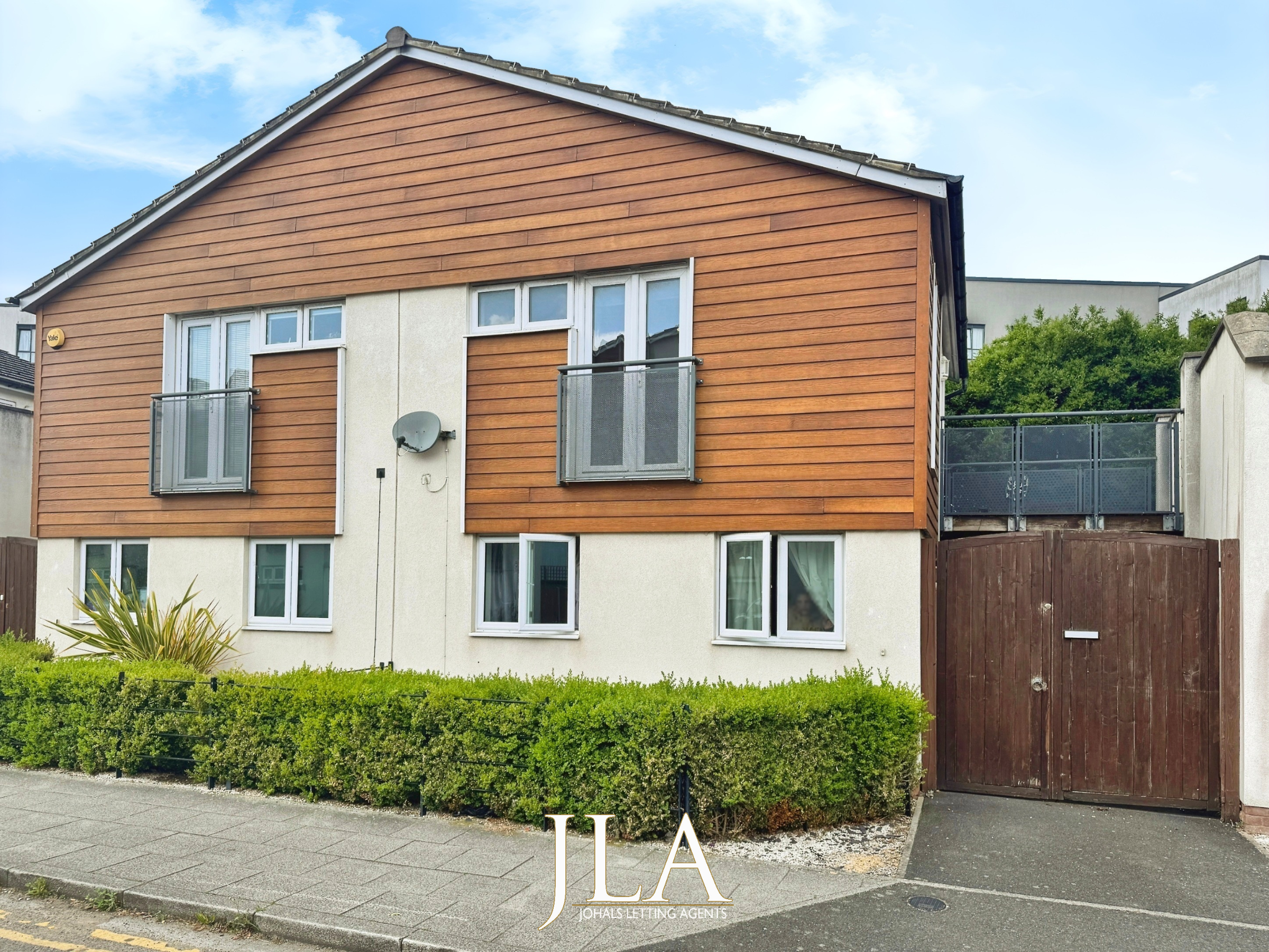2 bed semi-detached house to rent in Watkin Road, Leicester 0