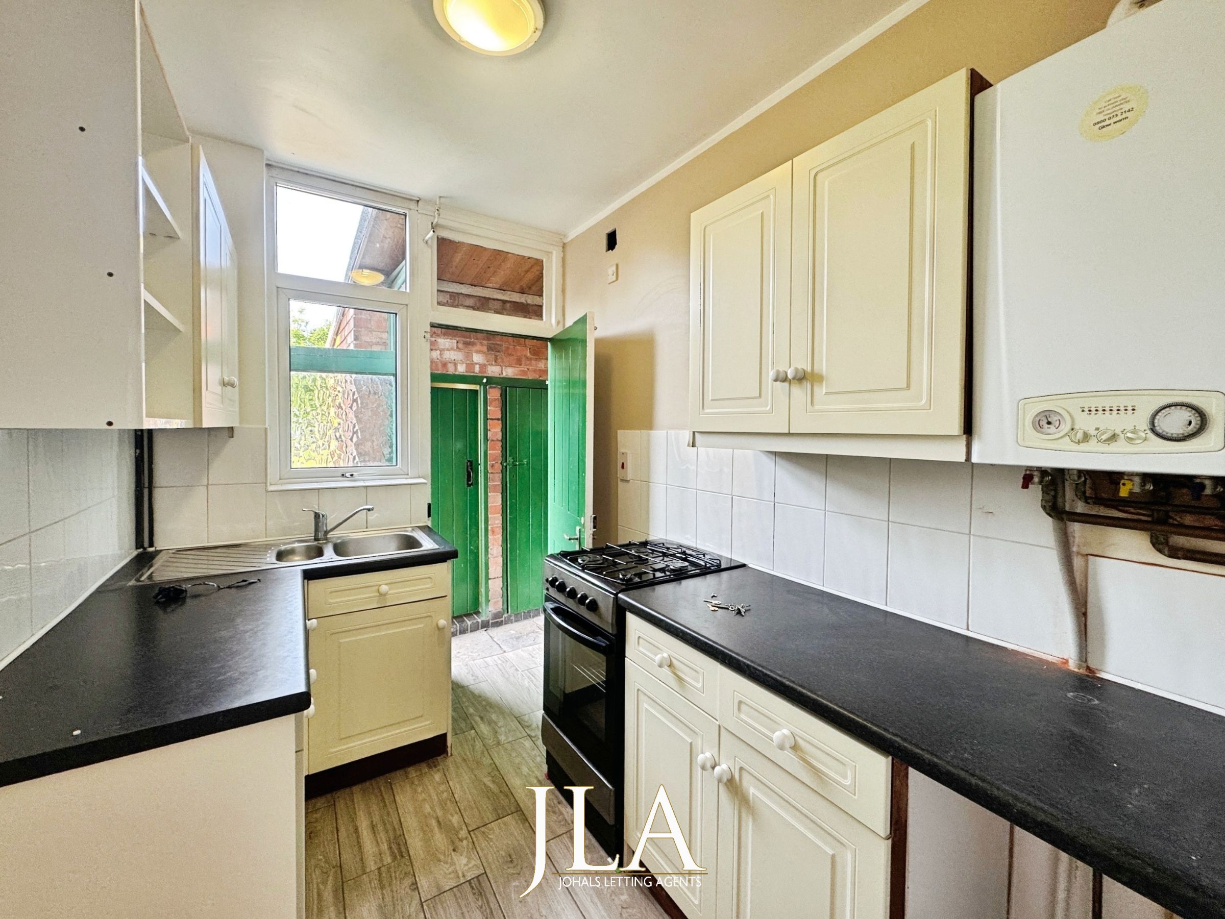 3 bed semi-detached house to rent in Cairnsford Road, Leicester 3