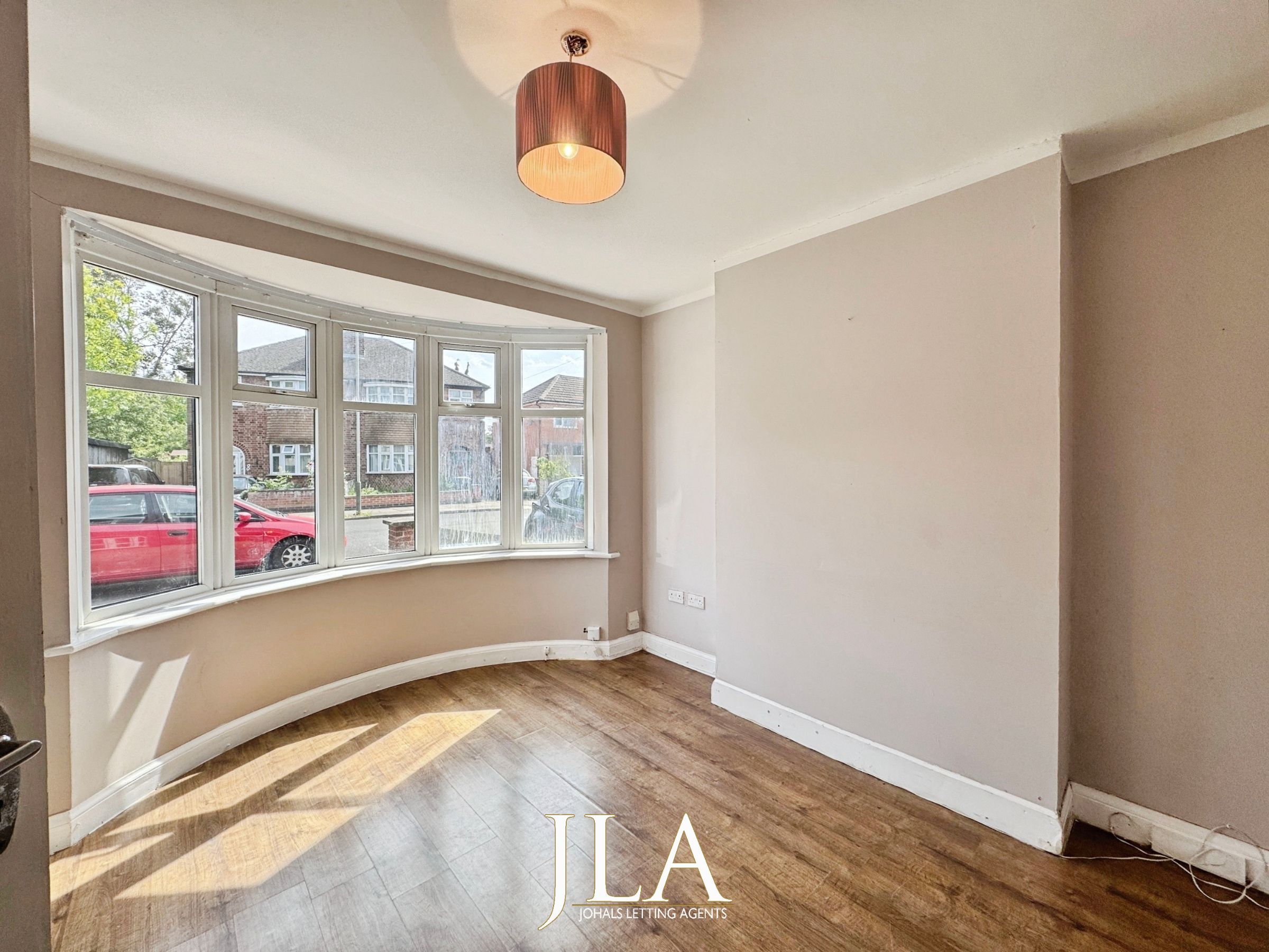 3 bed semi-detached house to rent in Cairnsford Road, Leicester 1