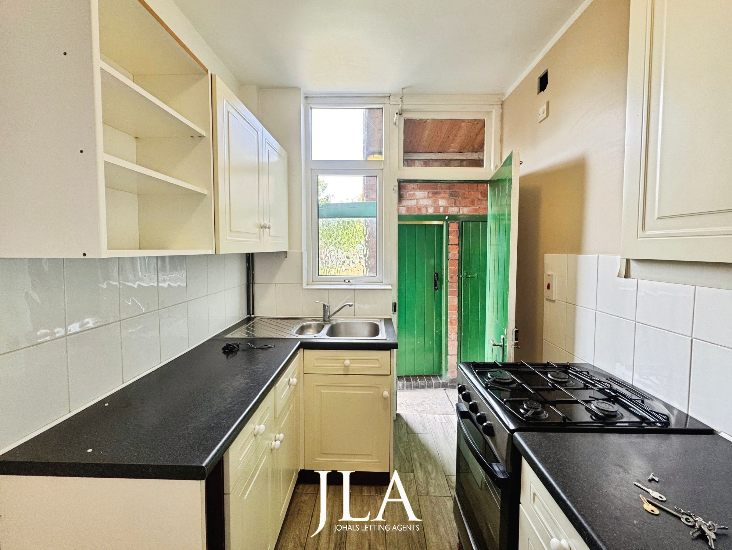 3 bed semi-detached house to rent in Cairnsford Road, Leicester 2