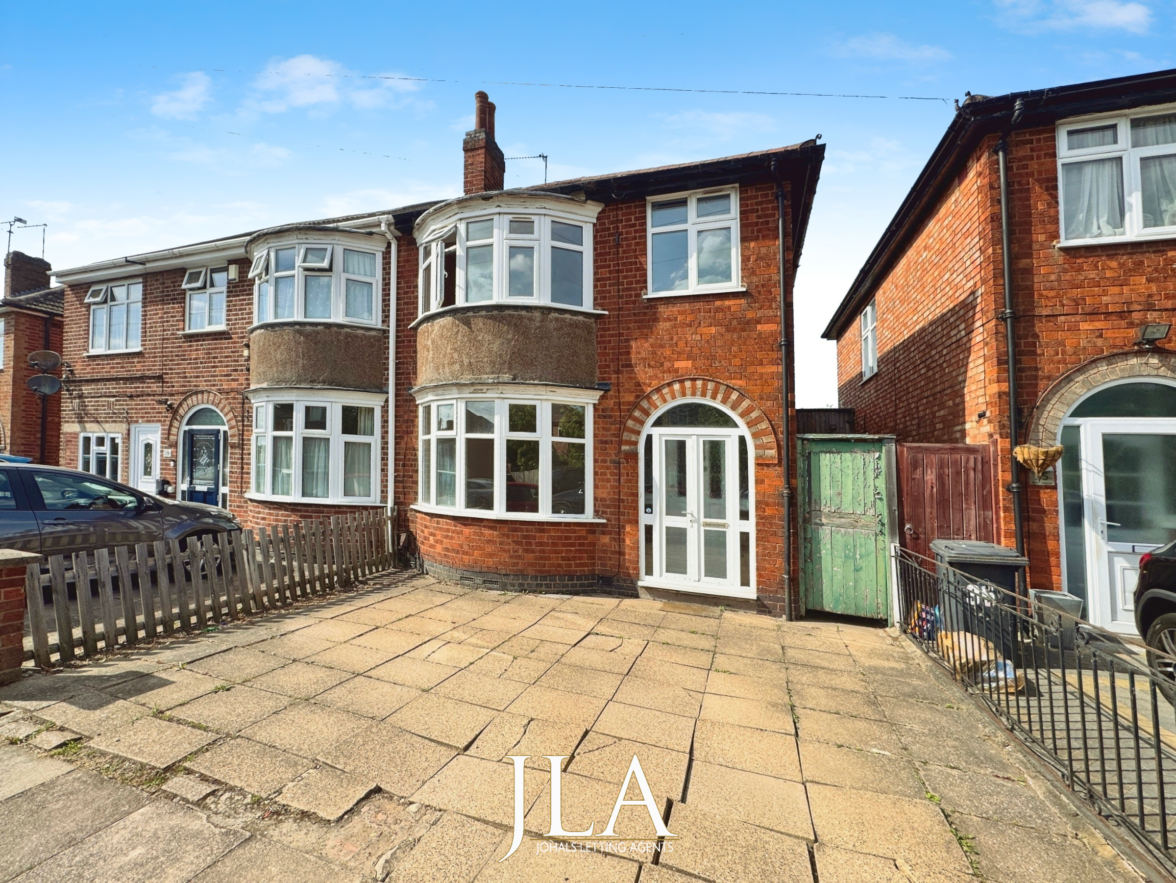 3 bed semi-detached house to rent in Cairnsford Road, Leicester 0