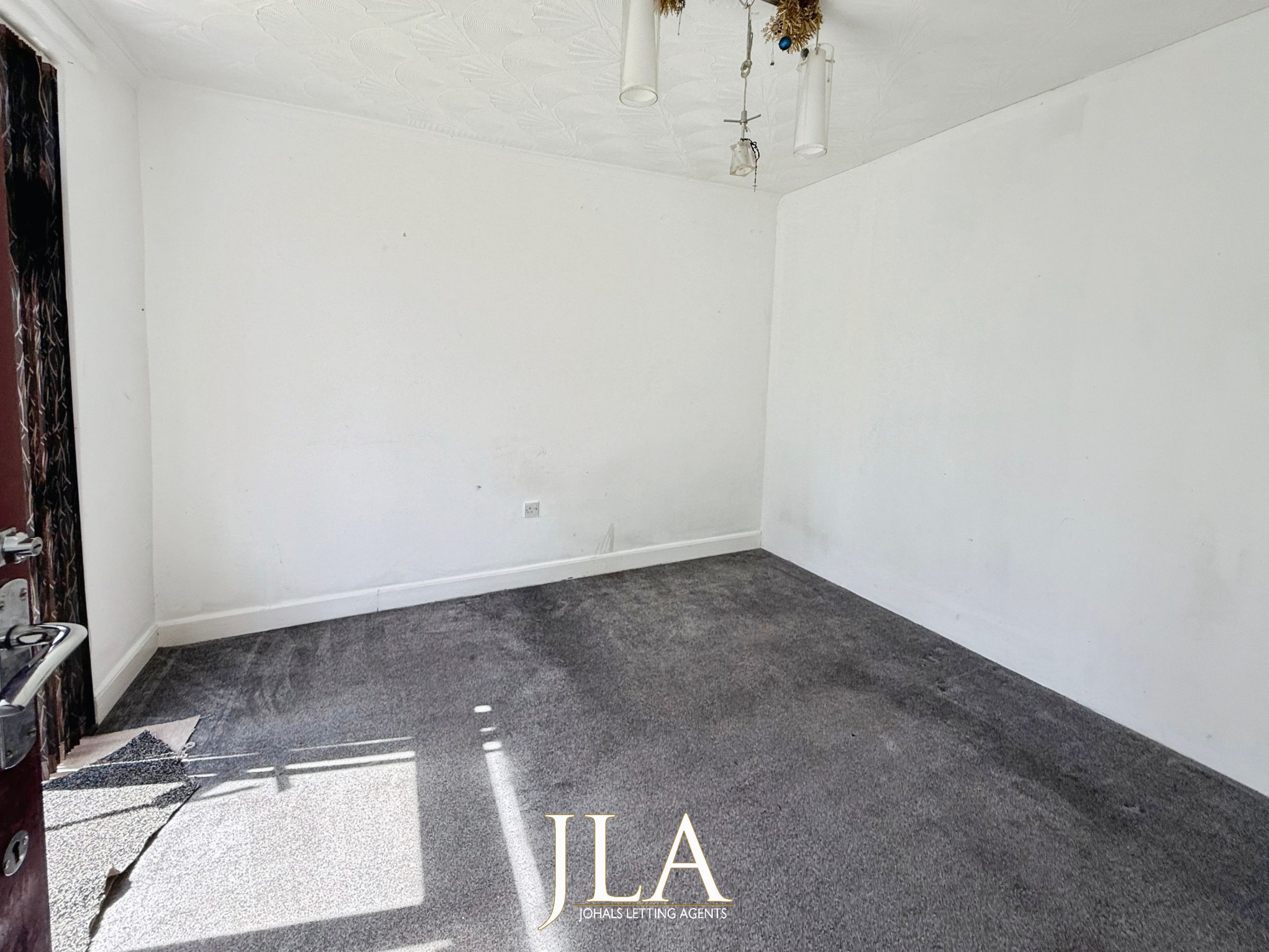 3 bed semi-detached house to rent in The Crossway, Leicester 5