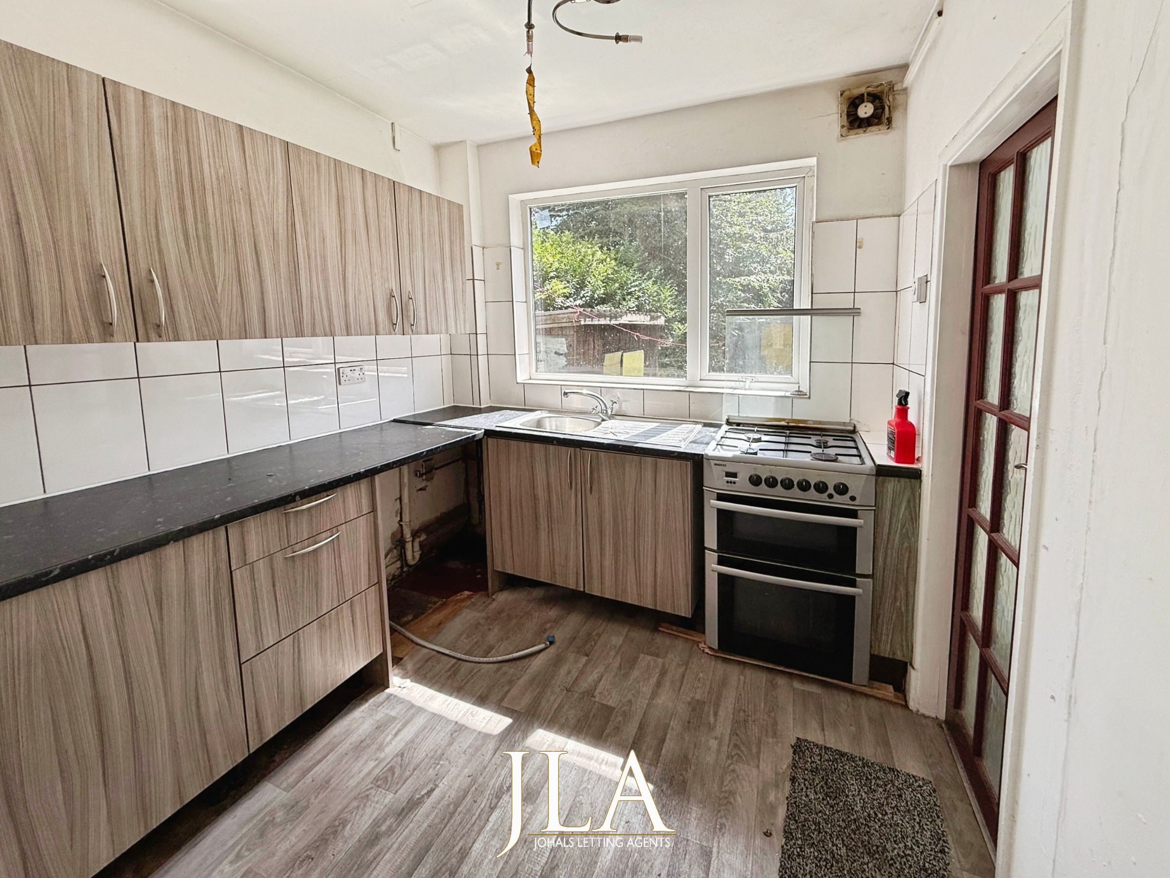 3 bed semi-detached house to rent in The Crossway, Leicester 2