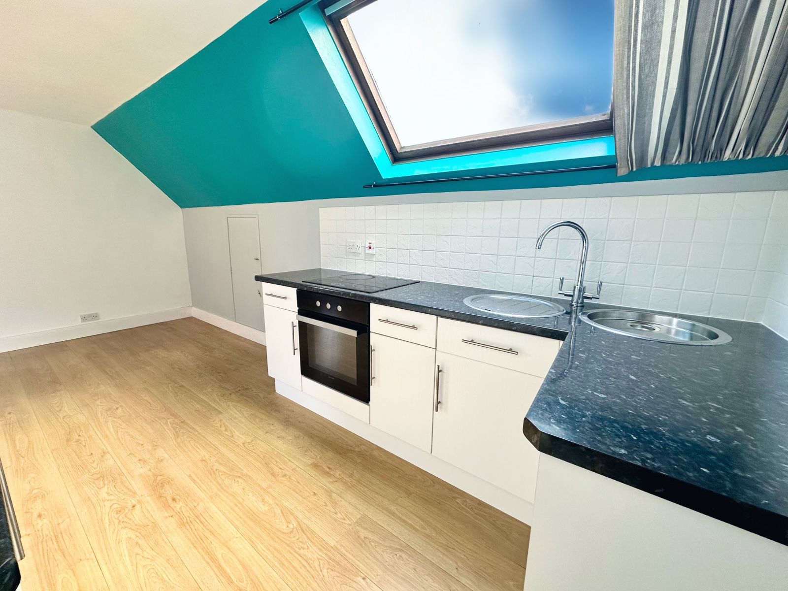 2 bed flat for sale in Union Terrace, Devon  - Property Image 2