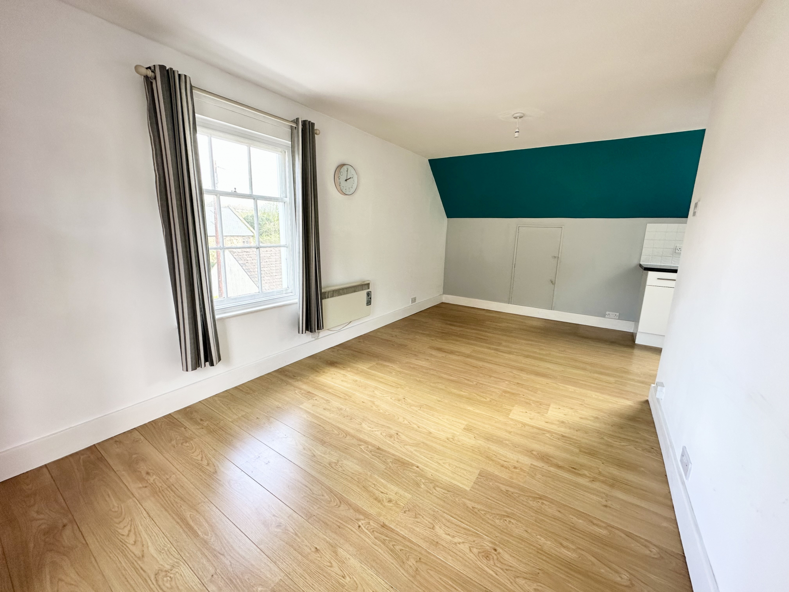 2 bed flat for sale in Union Terrace, Devon  - Property Image 3