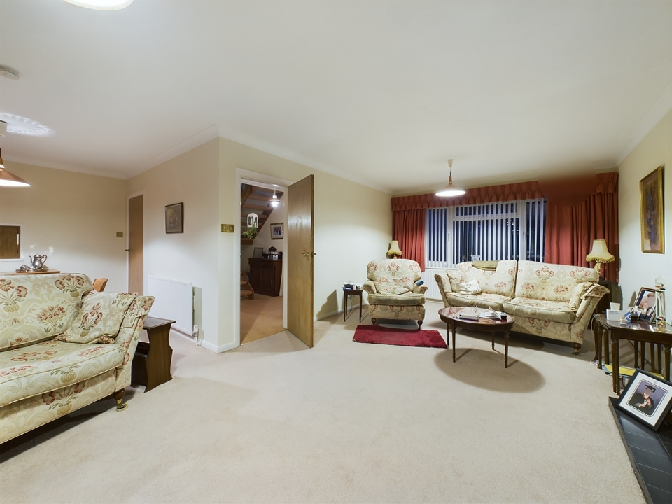 4 bed detached house for sale in Stag Lane, High Wycombe  - Property Image 4