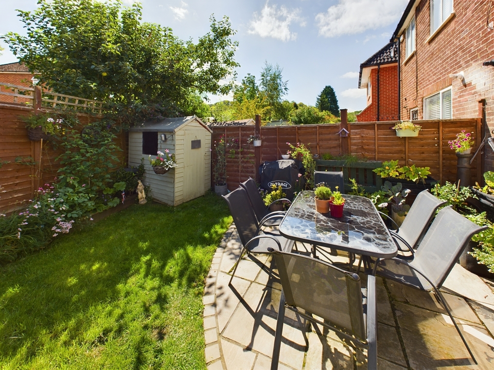 2 bed terraced house for sale in Lane End Road, High Wycombe  - Property Image 2