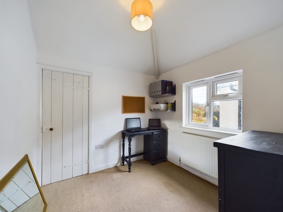 3 bed semi-detached house for sale in Bradenham Road, High Wycombe  - Property Image 7