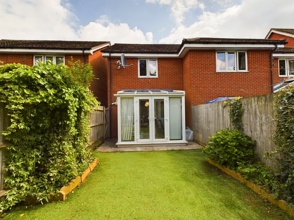 3 bed end of terrace house for sale in Milton Place, High Wycombe  - Property Image 2