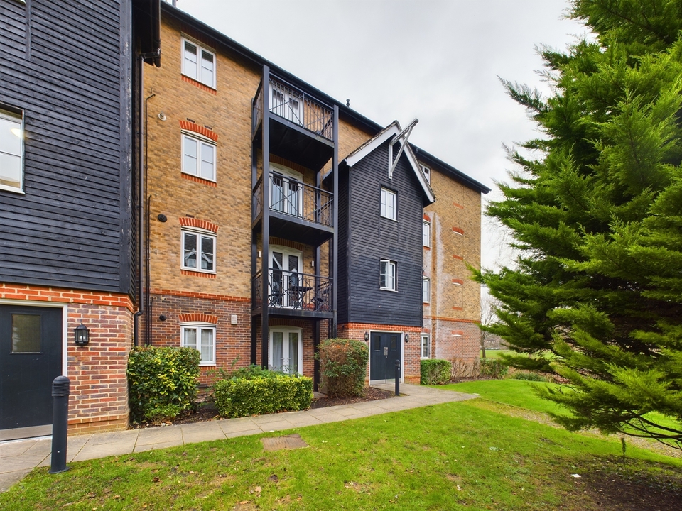 2 bed apartment for sale in Fryers Lane, High Wycombe  - Property Image 1
