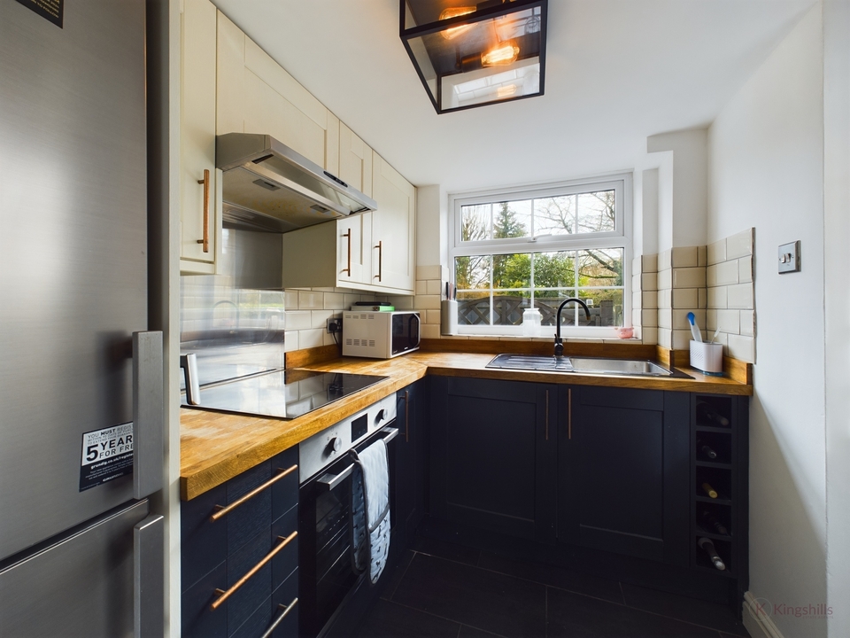 2 bed end of terrace house for sale in Station Road, High Wycombe  - Property Image 6
