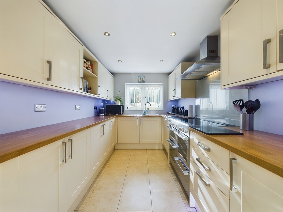 3 bed semi-detached house for sale in Hazlemere, High Wycombe  - Property Image 6