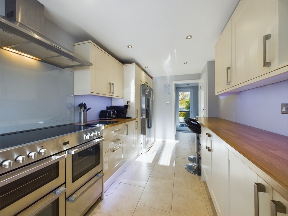 3 bed semi-detached house for sale in Hazlemere, High Wycombe  - Property Image 5