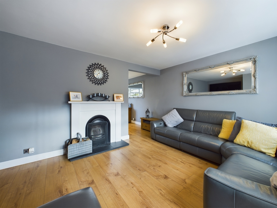 3 bed semi-detached house for sale in Hazlemere, High Wycombe  - Property Image 4