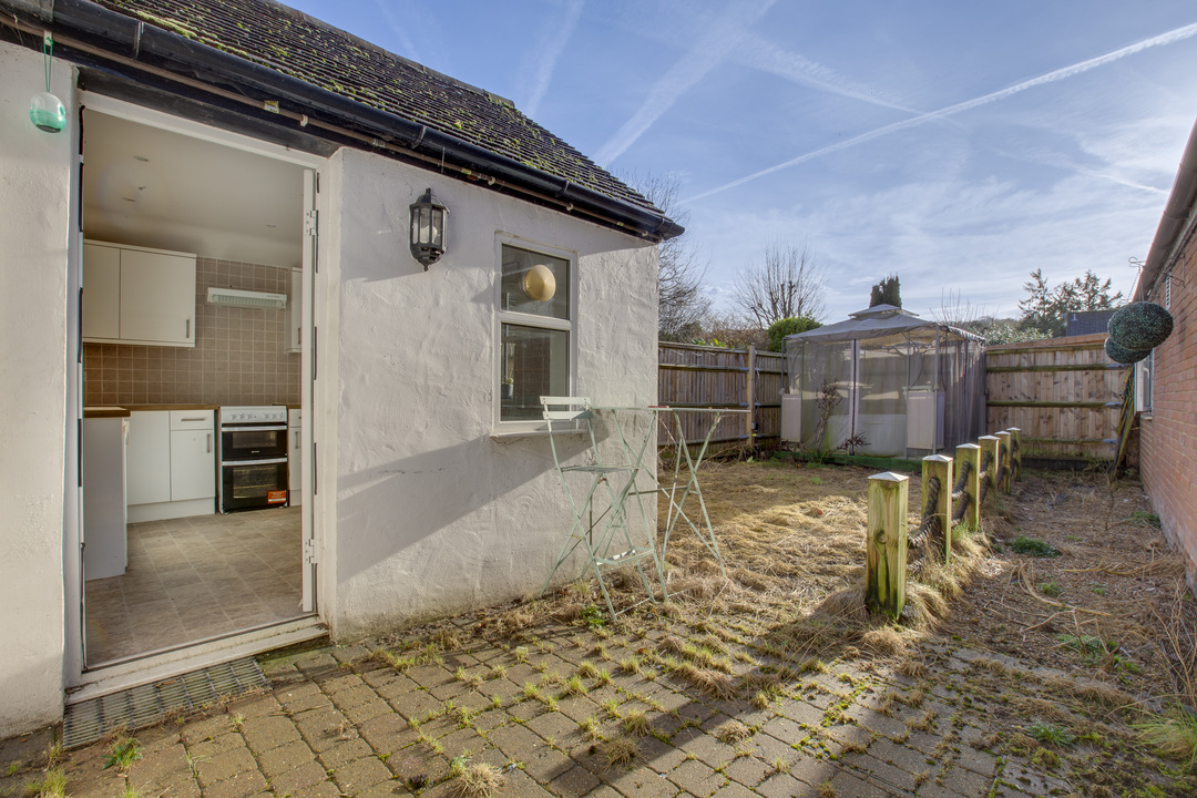 2 bed terraced house for sale in Wooburn Green, High Wycombe  - Property Image 6