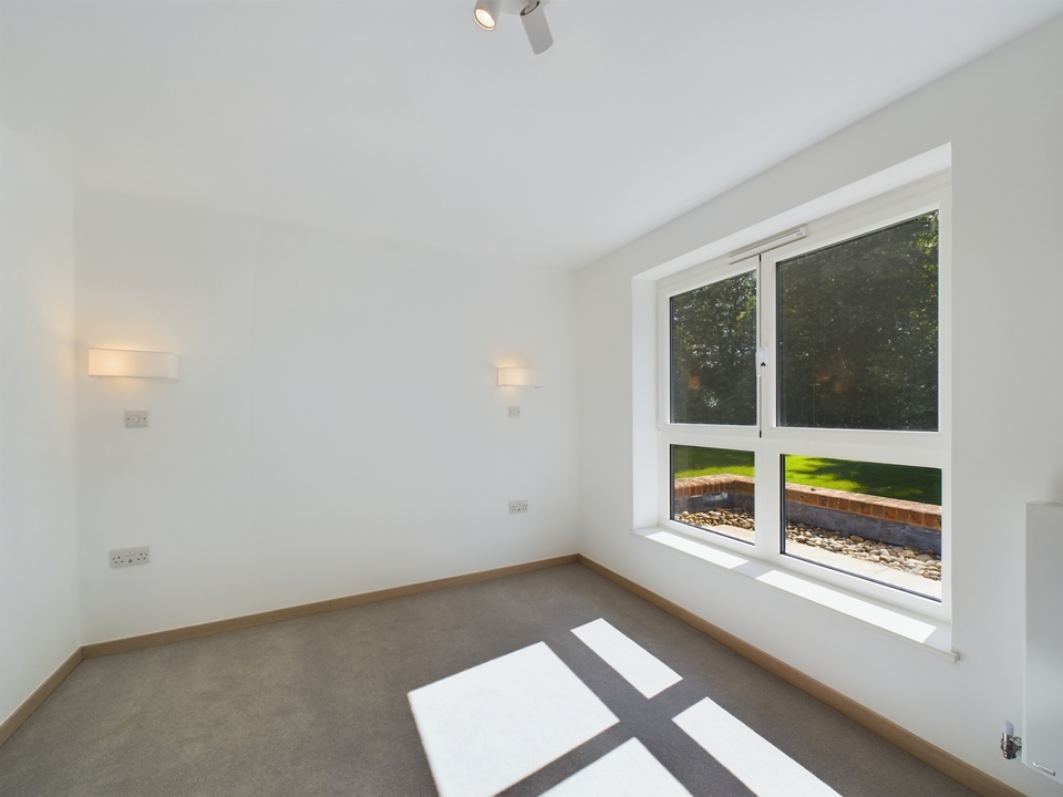 2 bed apartment for sale in Four Ashes Road, High Wycombe  - Property Image 7