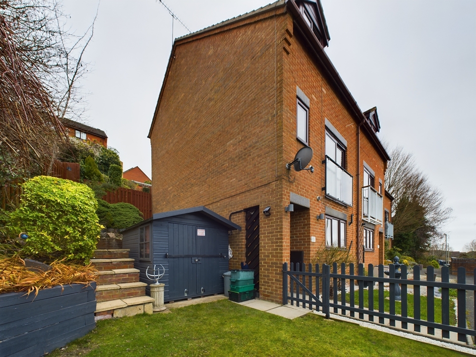 3 bed town house for sale in Wyatt Close, High Wycombe - Property Image 1