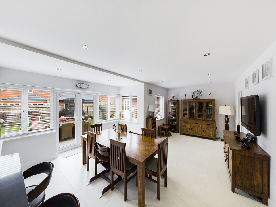 5 bed detached house to rent in Sierra Road, High Wycombe  - Property Image 3