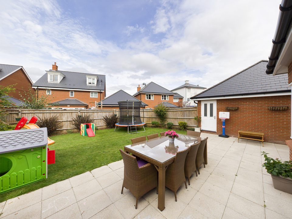5 bed detached house to rent in Sierra Road, High Wycombe  - Property Image 8