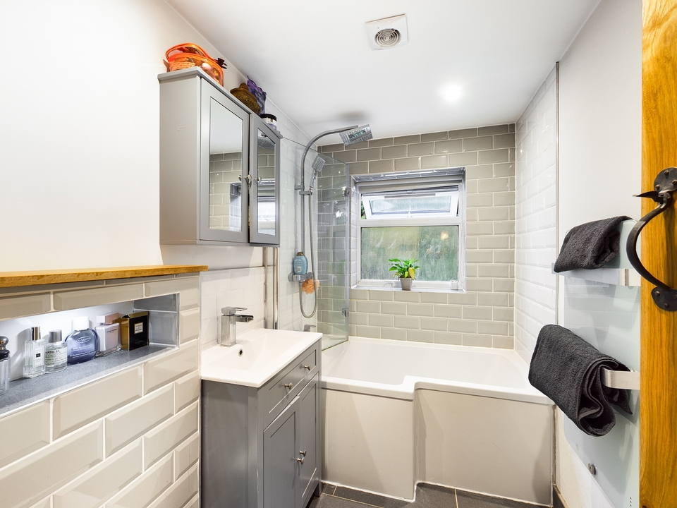 2 bed cottage for sale in Speen Road, High Wycombe  - Property Image 11