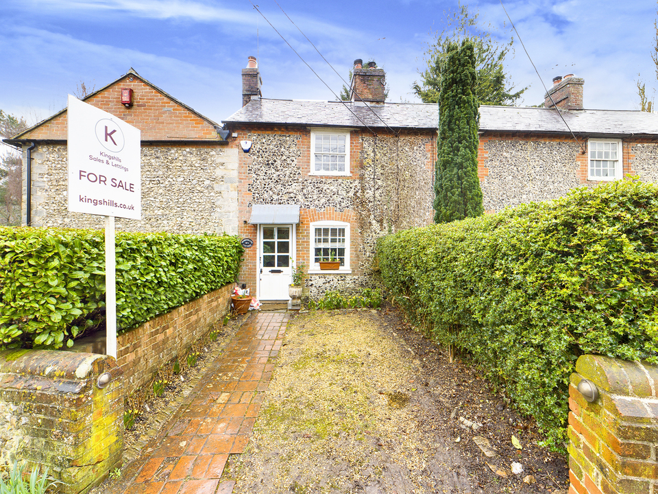 2 bed cottage for sale in Speen Road, High Wycombe - Property Image 1