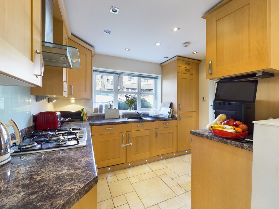 4 bed detached house for sale in High Wycombe, Buckinghamshire 9