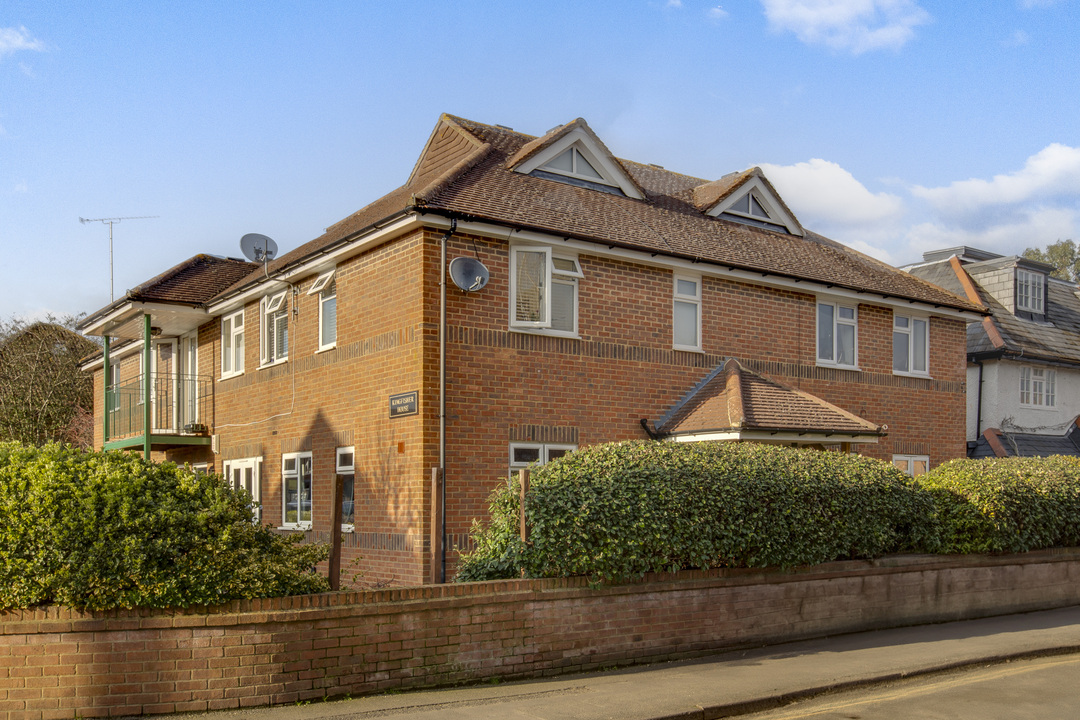 2 bed apartment for sale in Dedmere Road, Marlow  - Property Image 1