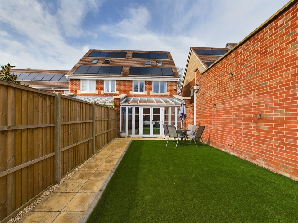 4 bed semi-detached house for sale in Kennedy Avenue, High Wycombe  - Property Image 2