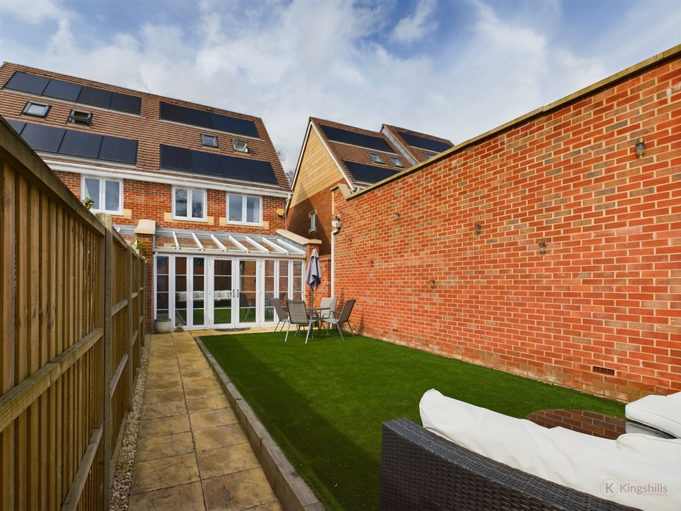 4 bed semi-detached house for sale in Kennedy Avenue, High Wycombe  - Property Image 17