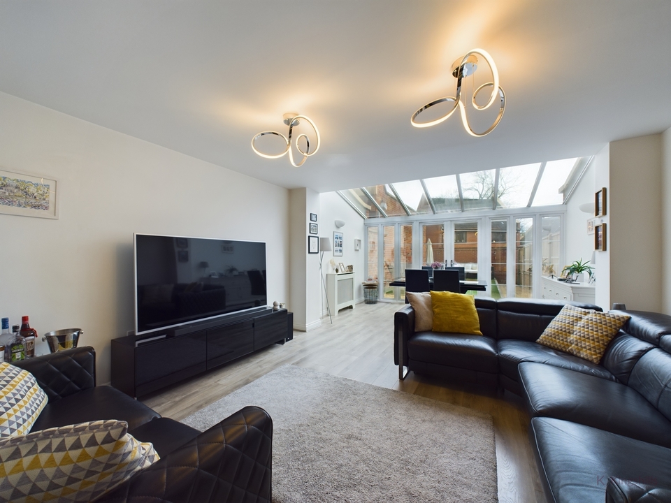 4 bed semi-detached house for sale in Kennedy Avenue, High Wycombe  - Property Image 3