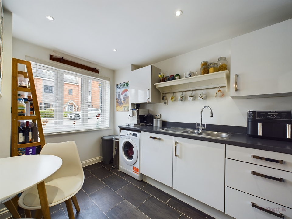 4 bed semi-detached house for sale in Kennedy Avenue, High Wycombe  - Property Image 6