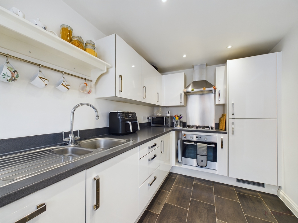 4 bed semi-detached house for sale in Kennedy Avenue, High Wycombe  - Property Image 7