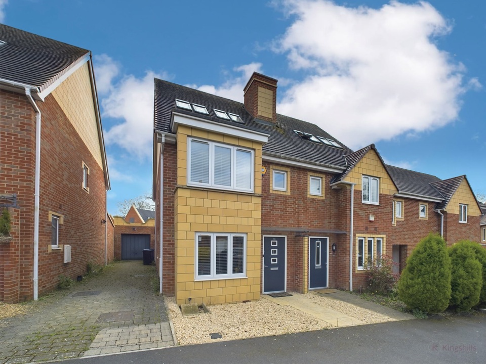 4 bed semi-detached house for sale in Kennedy Avenue, High Wycombe - Property Image 1