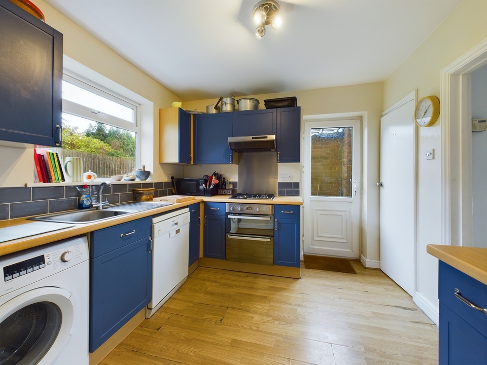 3 bed semi-detached house for sale in Hunt Road, High Wycombe  - Property Image 6