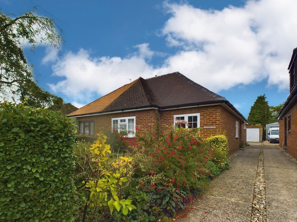 3 bed semi-detached bungalow for sale in Great Kingshill, High Wycombe  - Property Image 6